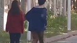 男孩见女朋友不开心，张开双臂将女孩拥入怀中