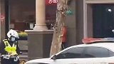 这是我最佩服的一位交警同志