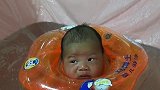 小宝宝第一次在游泳馆游泳，全程一脸惊恐的表情，这是有多害怕啊