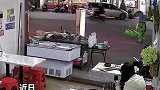 男孩看到“青蛙”经过，扭头戴上绿头怪开始尬舞
