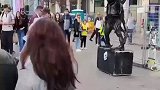 时间定格原来这么神奇，街头艺人对着角色扮演者静止，可把路人看懵了