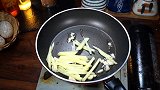 土豆的做法，百吃不腻的韭菜炒土豆丝，超级下饭