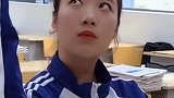 上课玩手机被老师发现，这位同学的做法太霸道了