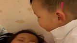 一天把姐姐打哭两次，这就是二胎的后果，最后弟弟的举动暖心了