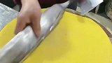 厨师小哥这样处理带鱼的方式太省力
