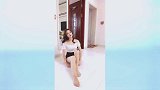 忙了一天家务，美女踩着肤色丝袜来个美美的自拍