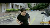 男子钻进车底，美女误以为出车祸，整个过程太逗了
