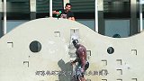 小伙用洗发水整人,一个比一个搞笑,最后被猛男追着打!