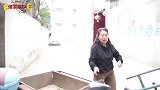 爆笑喜剧：二货打工回家出尽洋相，结果被媳妇追着打，太搞笑了！