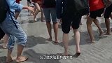 旅游遇到流沙该怎么办？美女亲自表演自救，网友：涨见识了
