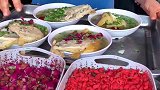 新疆街头美食，一个小小的碗就盛着一大半鸡汤，你觉得买多少钱呢