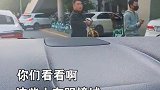 不能停车的地方，居然有人用共享单车违章占道卖停车位~这可是三环边上啊北京交警