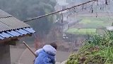男孩挖土玩，奶奶说菜园子都快没了，这工程进度有点慢啊