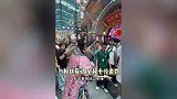 43岁知名女演员无戏可拍，到景区客串NPC很卖力，靠摆摊卖鸡爪谋生