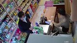 监控拍下男子用假钱全程，这么漂亮的老板娘你也舍得骗
