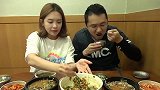 韩国恩爱夫妻下馆子吃牛肉，点了满满一桌子，看着超满足