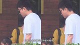 奶奶搂着甜馨不舍她走，一头红发妆容精致，颜值超高贾乃亮太像她