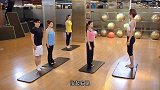 大鹏和美女居然把瑜伽练成了玩游戏，这游戏真让人怀念