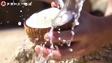 男子用椰子榨油，一顿操作猛如虎，结局太佩服！