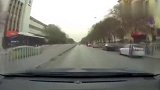 熊孩子晚高峰车流中跳舞 路过司机纷纷避让