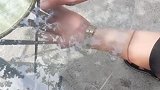 在这种情况下瓶盖有可能穿越玻璃桌吗？刚开始我也不信！