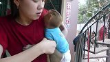 小猴子已经成精了，知道用哭声来吸引妈妈的注意