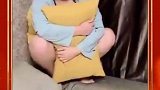 把哥哥踩急眼了，干脆脱了让妹妹踩去吧
