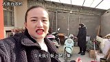 年关将至，老爸老妈上街办年货，集市上的人可真多啊，浓浓的年味