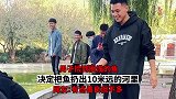 男子捡到搁浅的鱼，把鱼扔出十米远的河里