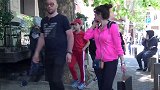 男子躲藏在树后边吓人，小姐姐直接被吓了一跳，太好玩了！