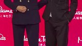 赵丽颖老公冯绍峰与蜡像合影“勾肩搭背”宛如孪生兄弟