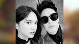 杨丞琳晒与潘玮柏合影 戴黑choker上演超A眼神杀