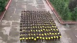 兵哥哥当报时器，步调整齐到惊艳，第一排的兄弟太吃亏了！