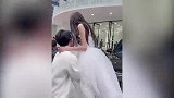 套路璐都为殷世航试婚纱了，何婧婧却还放不下称：爱情经不起等待