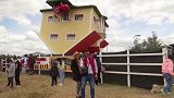 哥伦比亚小镇一栋两层高的倒立房屋吸引众多游客参观
