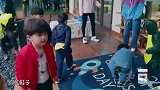 二毛穿鞋子，武爷：别摔倒了啊！真是个温柔体贴的哥哥