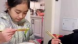 穷养儿，富养女，姐姐不吃的弟弟全吃