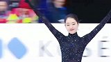 花滑选手李子君身穿一席黑裙，在冰上起舞，宛若冰刀上的黑天鹅