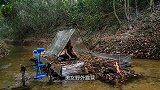 美女野外露营，用保鲜膜制作帐篷，风吹雨淋都不怕
