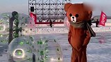 网红熊出去潇洒，玩完碰碰球之后，被小孩子围住走不了