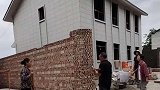 农村建房规矩多，邻居眼红前来找茬