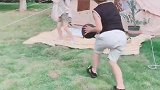 萌娃们在野餐呢，感觉好有趣呀