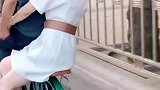 男子用自行车载着老婆骑行
