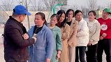 红衣服大哥满满的正能量！