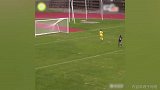 女足妹子两脚触球技惊四座 这种吊射长传男足也未必踢得出