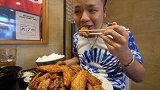 大叔吃烤鸡和酥肉，满满一盘，食量惊人