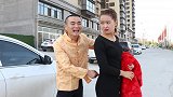 美女帮车主关窗户，没想车主帮她拉拉链，这下有好戏看了