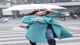 街边走来一位小姐姐，趁着老婆不在抓紧拍下来，笑容好甜美！