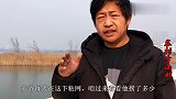 野湖结冰，大爷冰下收鲇网，意外收获了啥？高兴坏了，赶紧送人