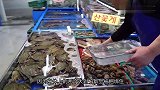 外国小伙被螃蟹夹住了手，接下来下一幕，看的小编汗毛竖起